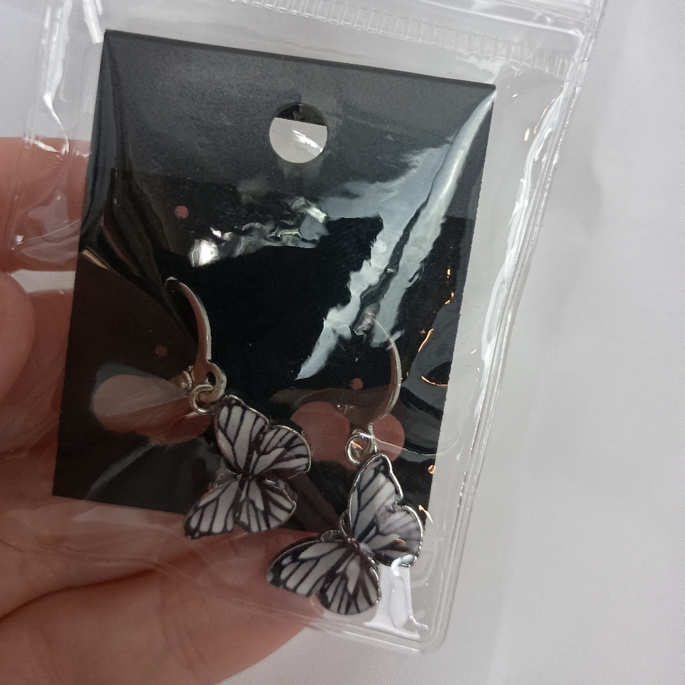 2/30$ Or 3/$35 Dainty‎ Black And Gray Butterfly Dangle Snapback Earrings-(#0169)